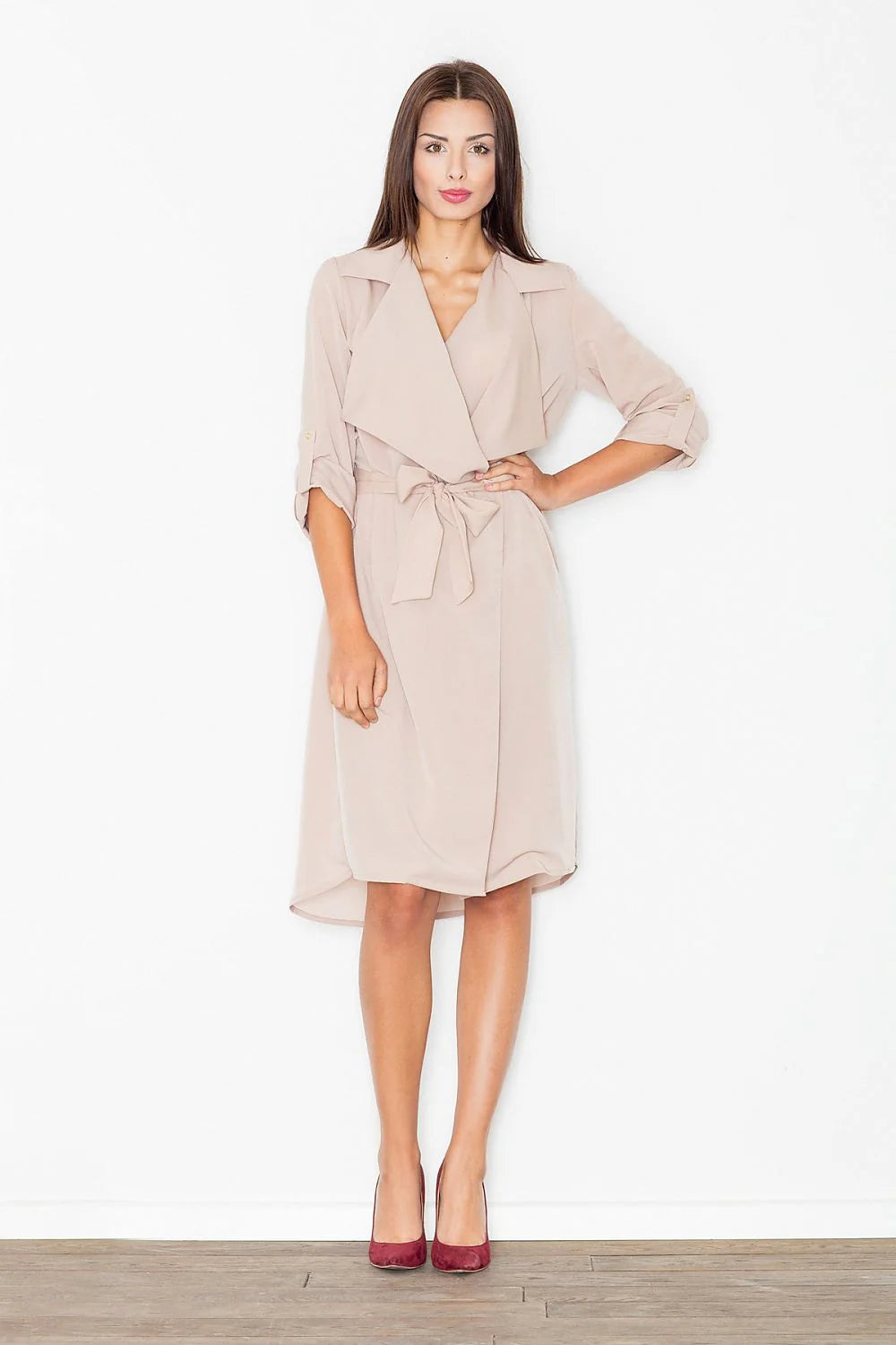 Robe midi élégante en tissu léger, col châle, manches trois-quarts, idéale pour sorties décontractées