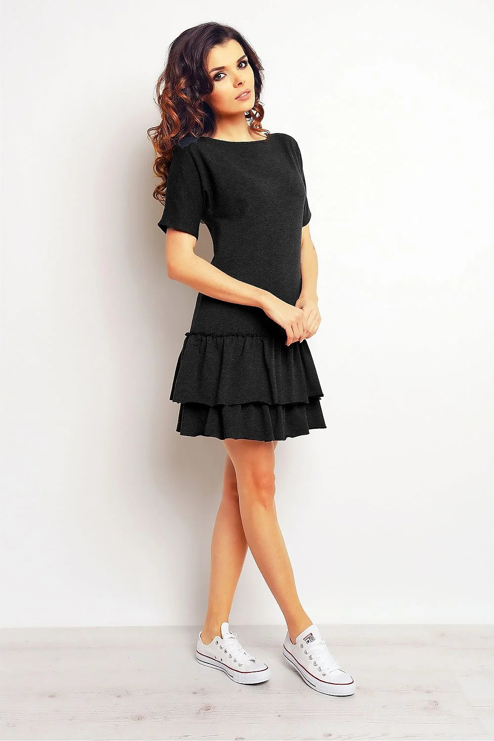 Robe noire coton moderne décontractée avec volants évasée col rond manches courtes pour femmes élégantes