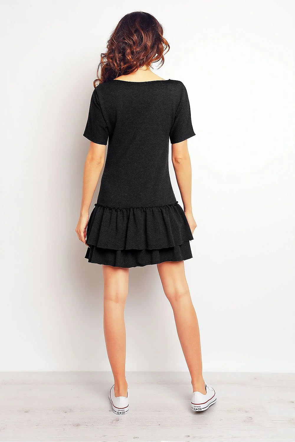 Robe noire coton moderne décontractée avec volants évasée col rond manches courtes pour femmes élégantes