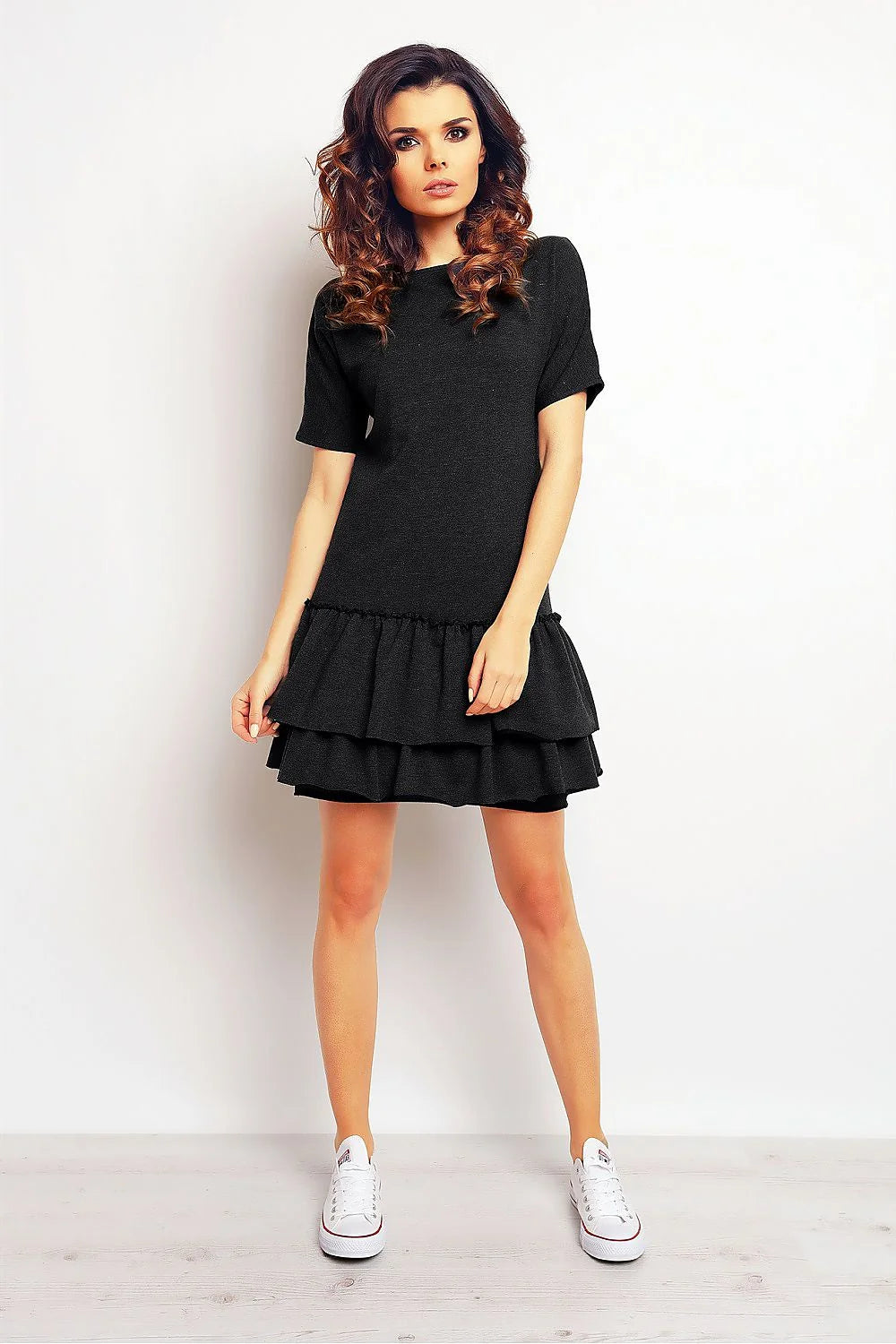 Robe noire coton moderne décontractée avec volants évasée col rond manches courtes pour femmes élégantes