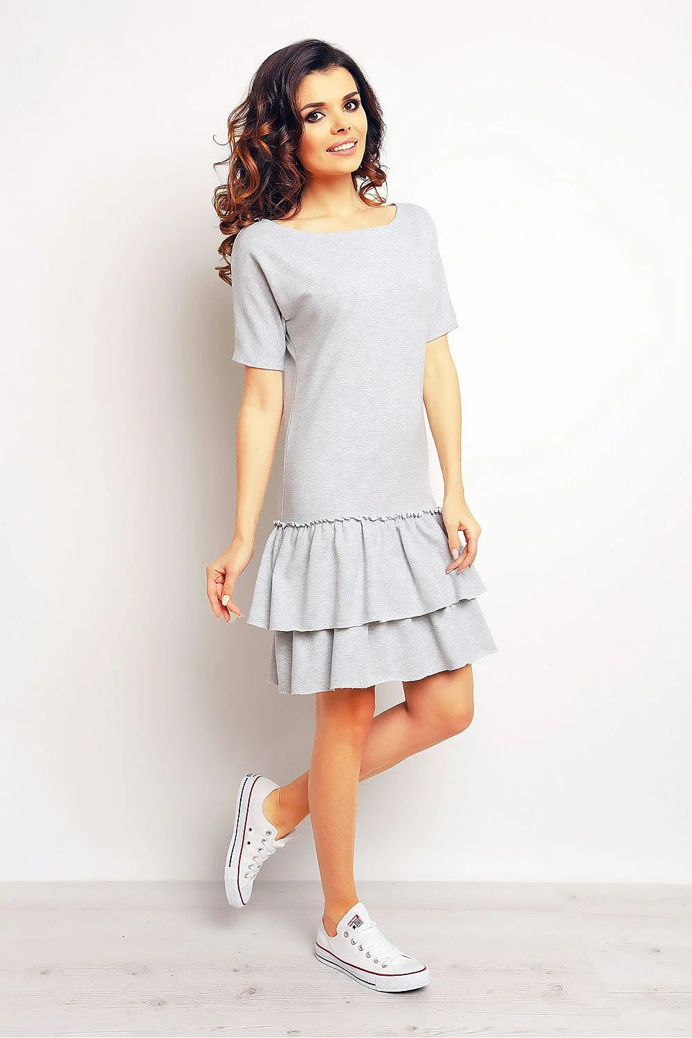 Robe noire coton moderne décontractée avec volants évasée col rond manches courtes pour femmes élégantes