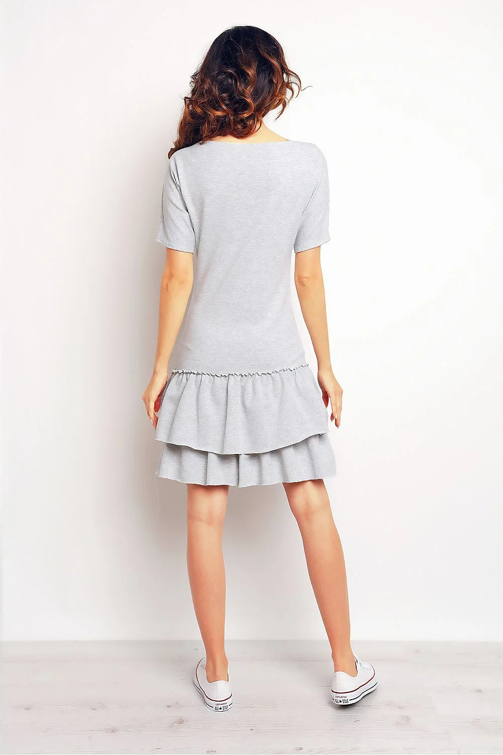 Robe noire coton moderne décontractée avec volants évasée col rond manches courtes pour femmes élégantes