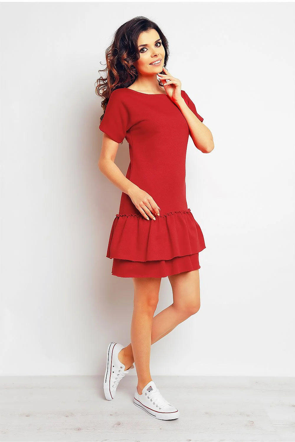 Robe noire coton moderne décontractée avec volants évasée col rond manches courtes pour femmes élégantes