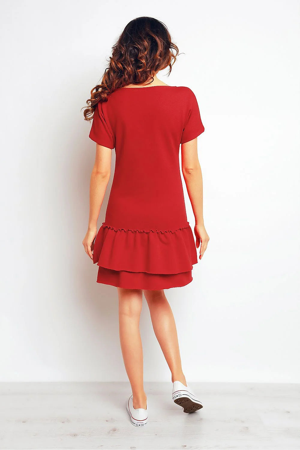 Robe noire coton moderne décontractée avec volants évasée col rond manches courtes pour femmes élégantes
