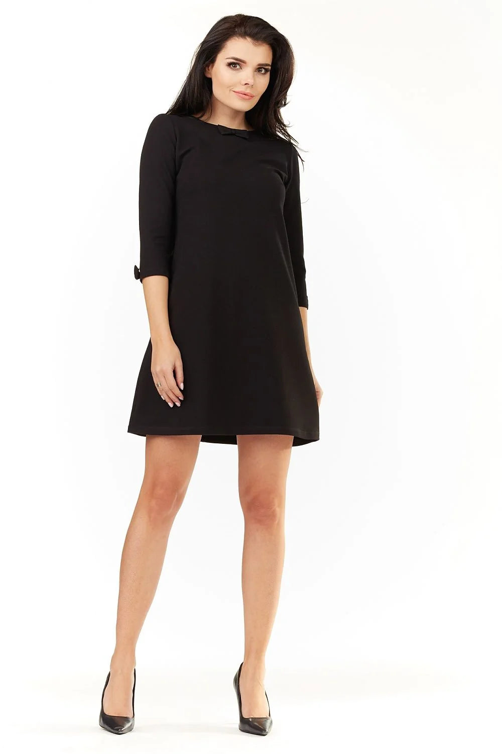 Robe noire coton polyester élégante minimaliste A-line manches trois-quarts encolure ronde pour sorties chic