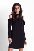 Robe noire dentelle élégante épaules dénudées volants chic soirée féminine sophistiquée silhouette ajustée