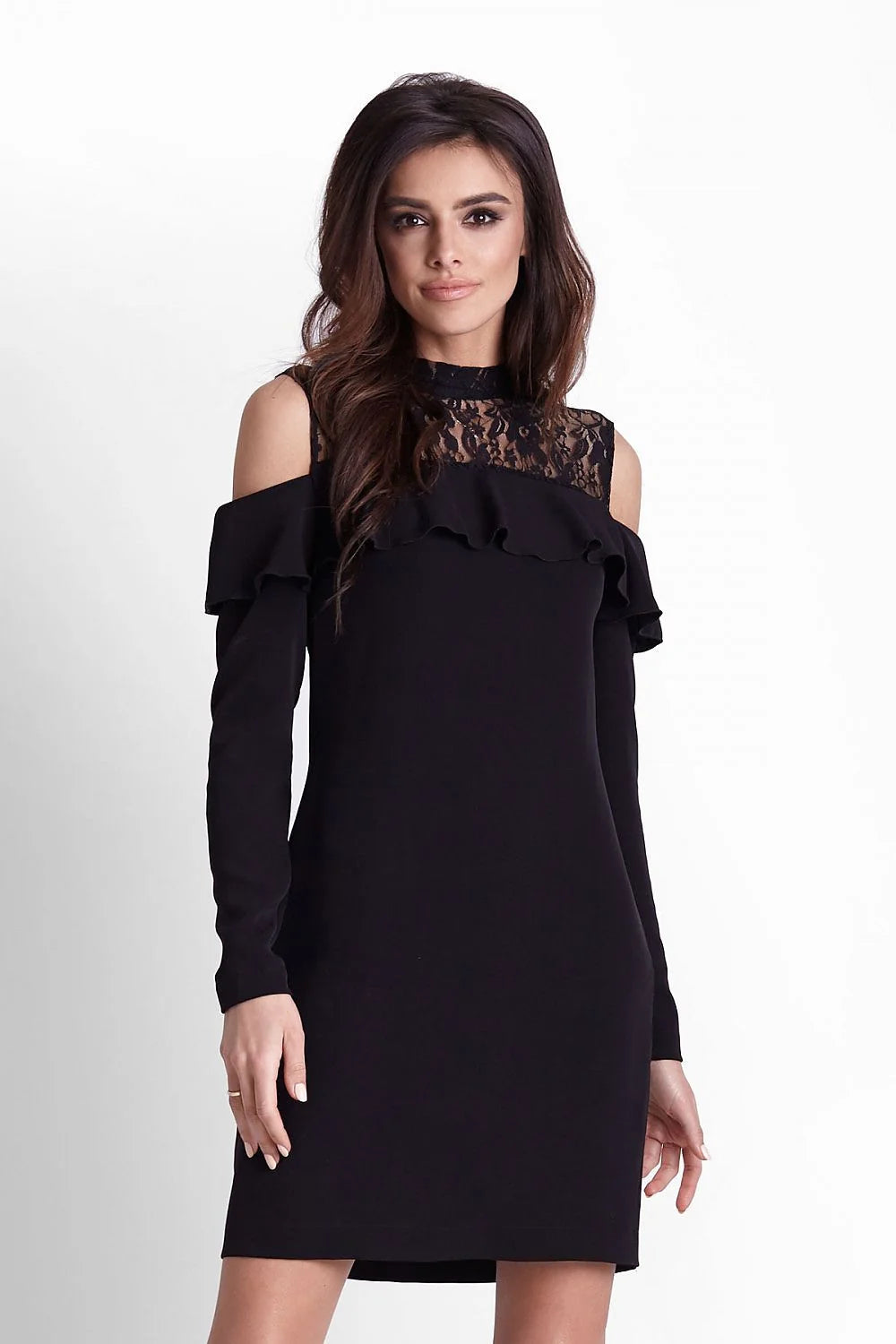 Robe noire dentelle élégante épaules dénudées volants chic soirée féminine sophistiquée silhouette ajustée