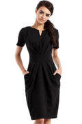 Robe noire élégante en tissu fluide avec manches courtes pour soirées et bureau femmes modernes