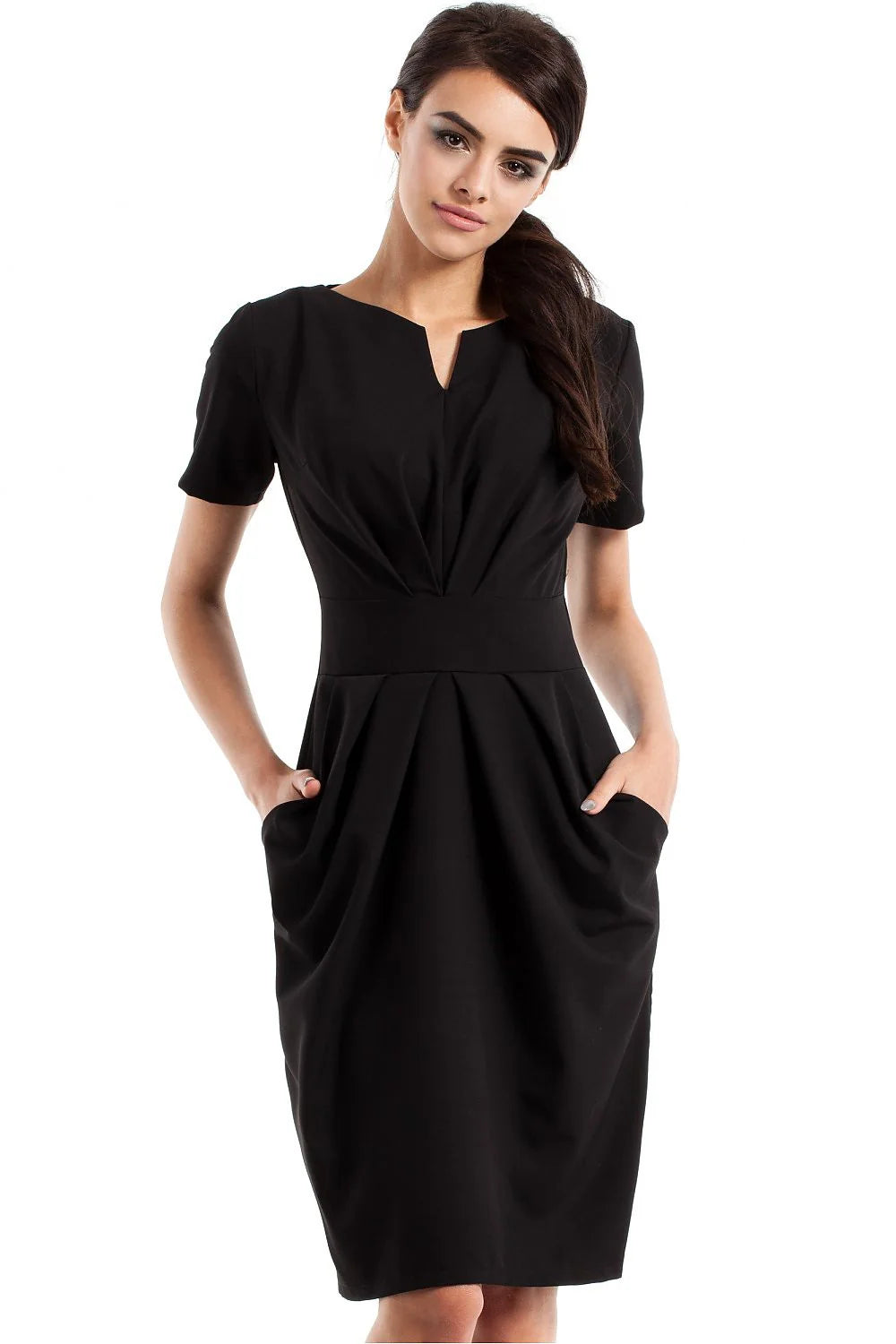 Robe noire élégante en tissu fluide avec manches courtes pour soirées et bureau femmes modernes