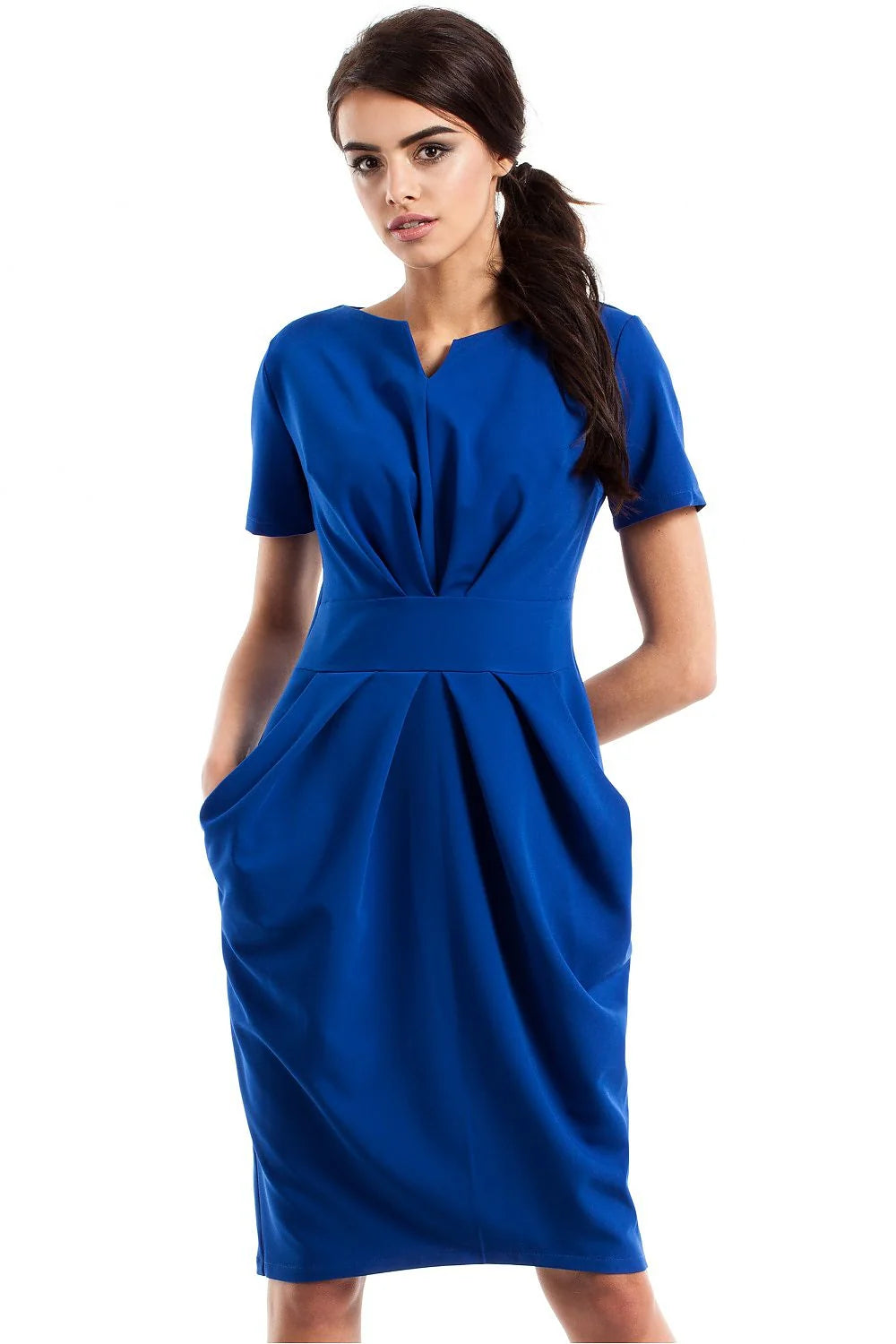 Robe noire élégante en tissu fluide avec manches courtes pour soirées et bureau femmes modernes