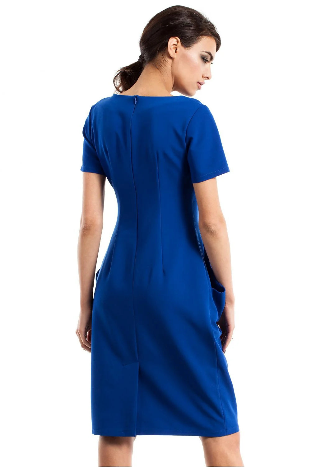 Robe noire élégante en tissu fluide avec manches courtes pour soirées et bureau femmes modernes
