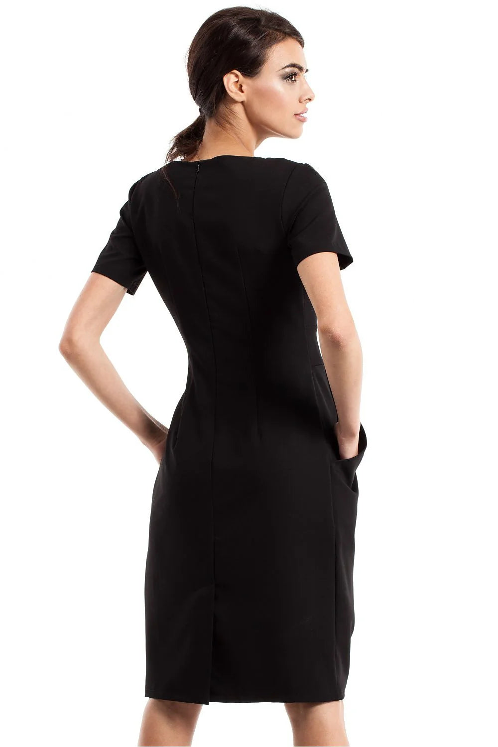 Robe noire élégante en tissu fluide avec manches courtes pour soirées et bureau femmes modernes