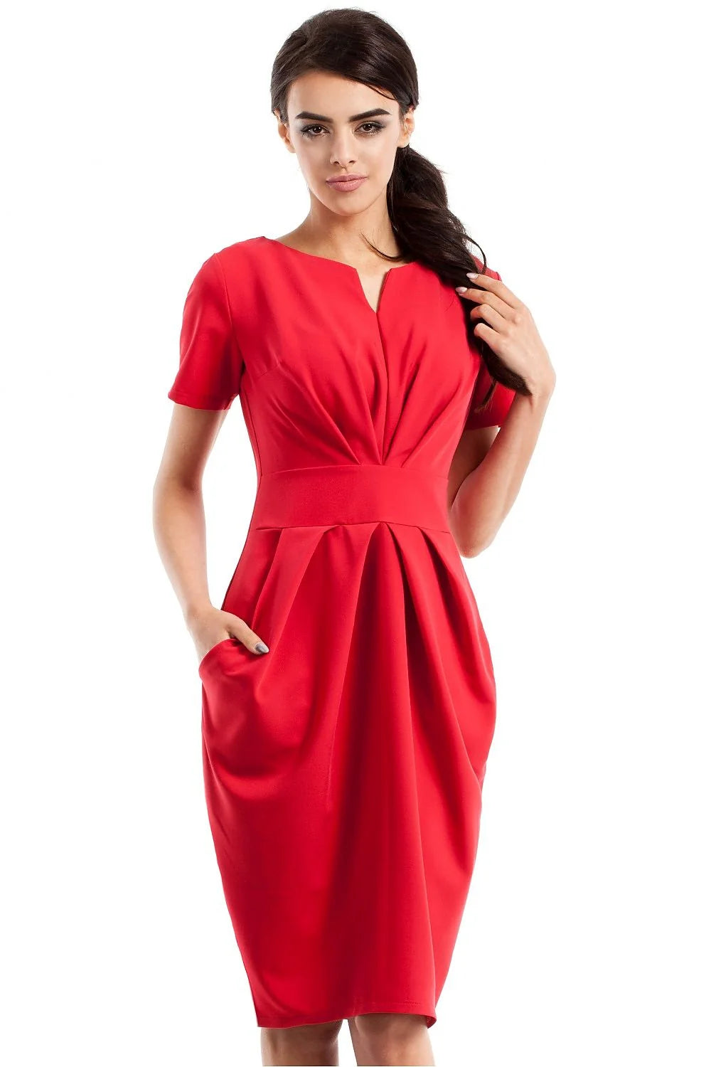 Robe noire élégante en tissu fluide avec manches courtes pour soirées et bureau femmes modernes