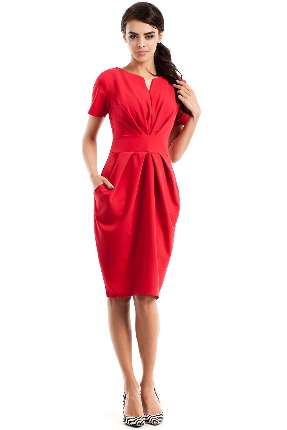 Robe noire élégante en tissu fluide avec manches courtes pour soirées et bureau femmes modernes