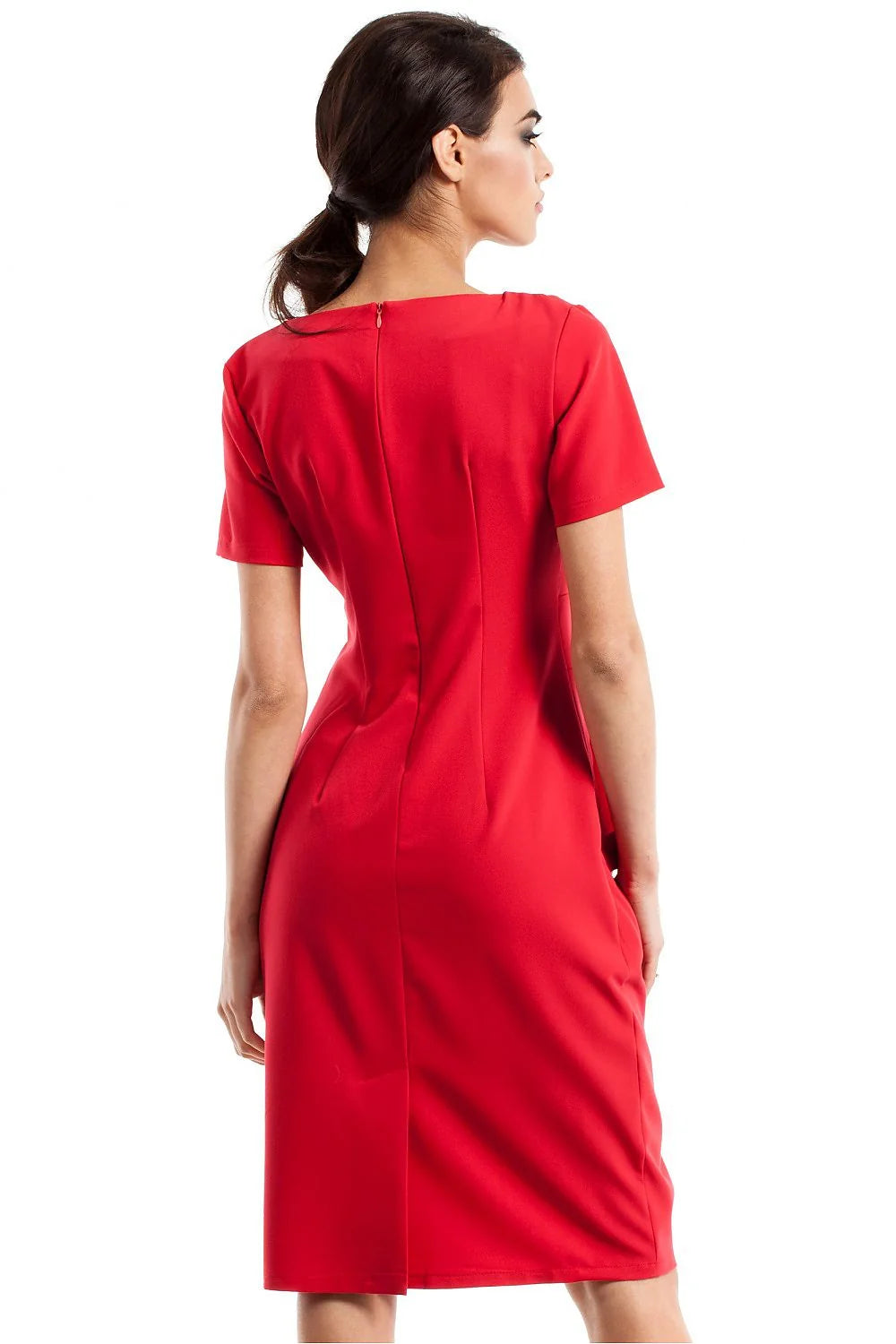 Robe noire élégante en tissu fluide avec manches courtes pour soirées et bureau femmes modernes