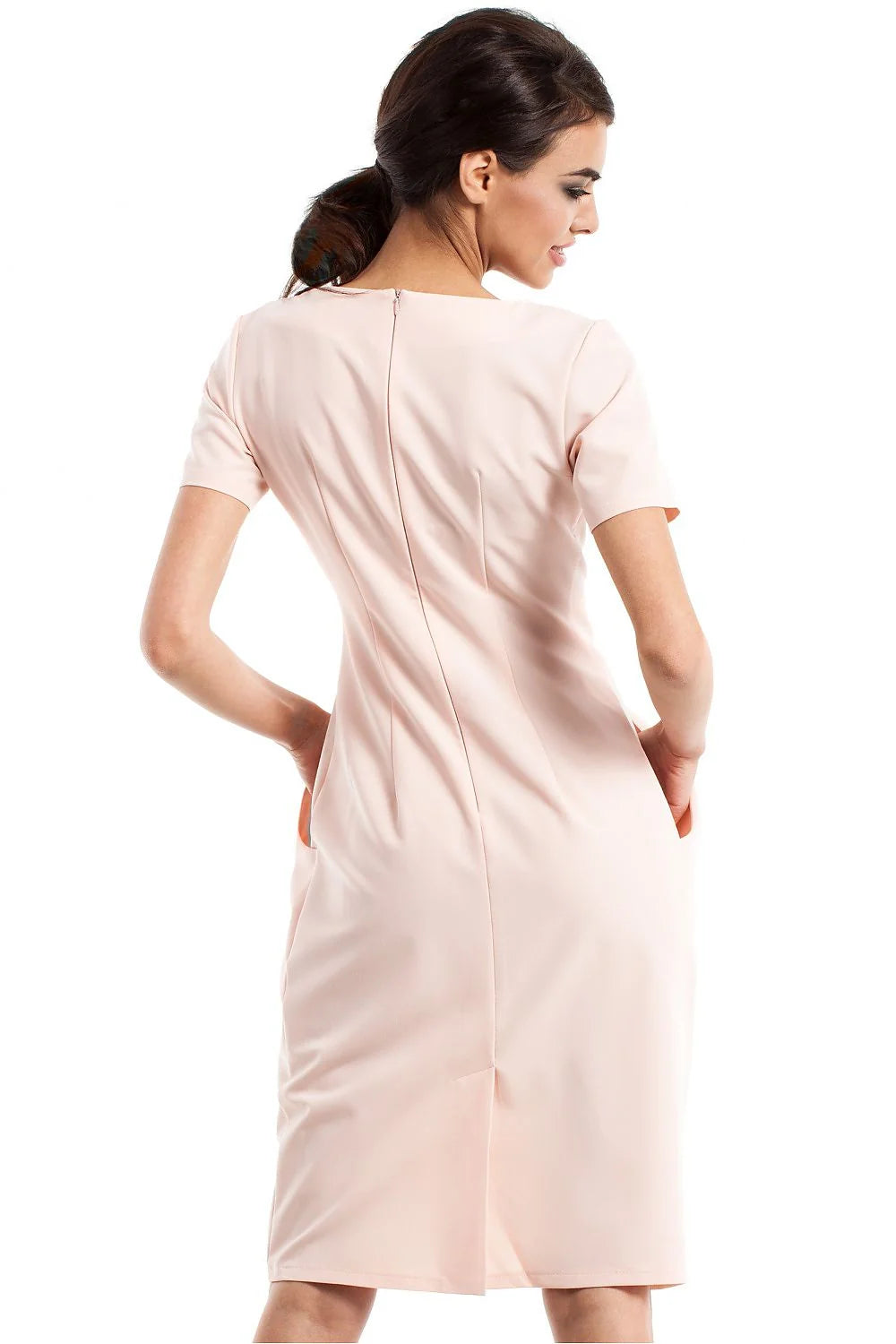 Robe noire élégante en tissu fluide avec manches courtes pour soirées et bureau femmes modernes