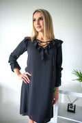 Robe noire élégante en tissu fluide avec volants manches longues chic pour femmes sophistiquées