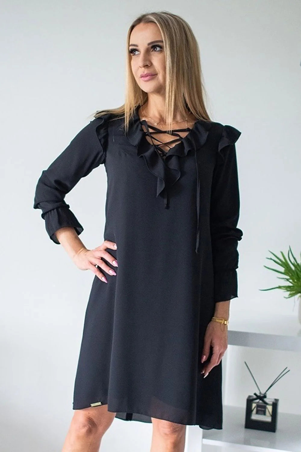 Robe noire élégante en tissu fluide avec volants manches longues chic pour femmes sophistiquées