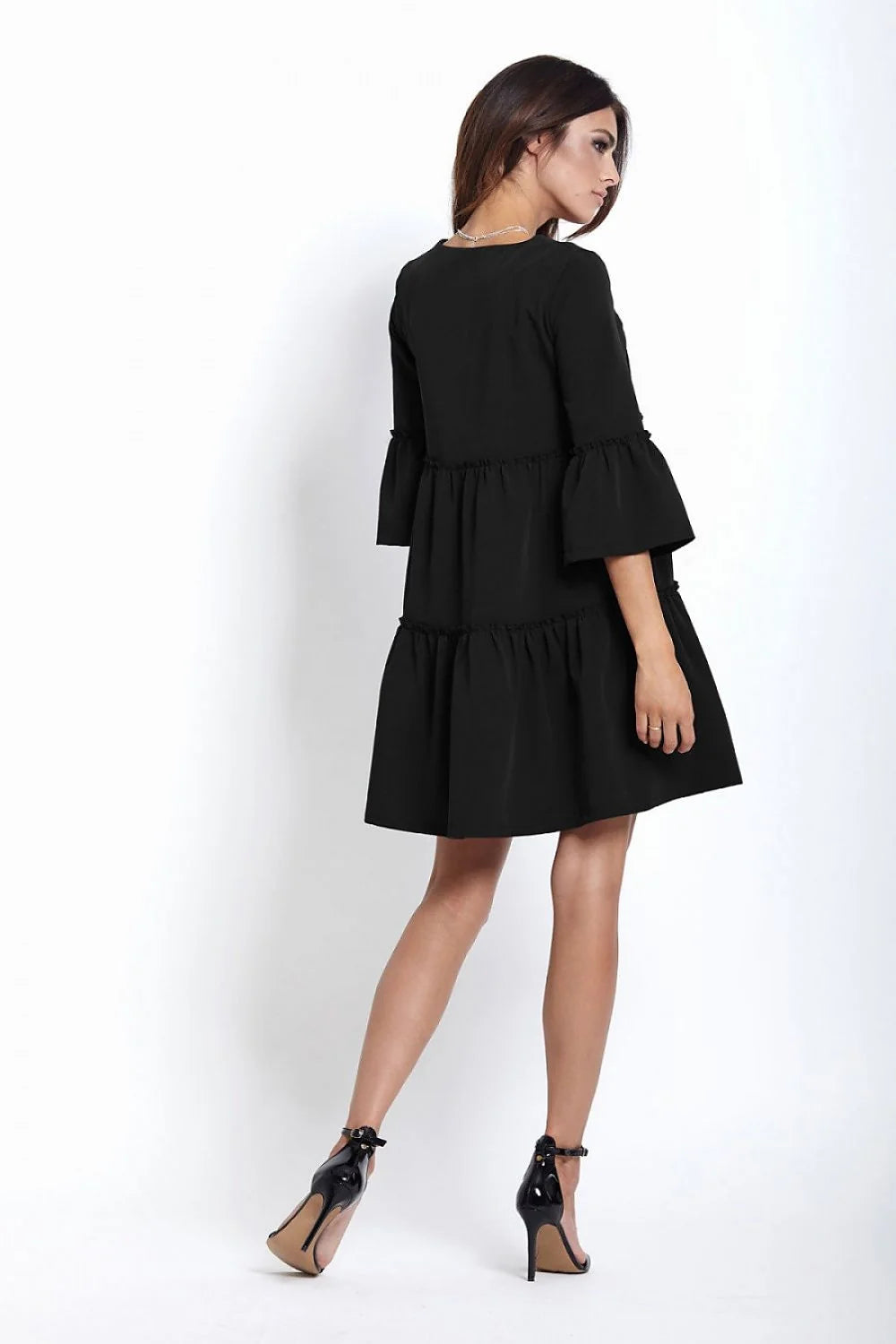 Robe noire élégante moderne en tissu léger avec volants manches trois-quarts mode féminine ample