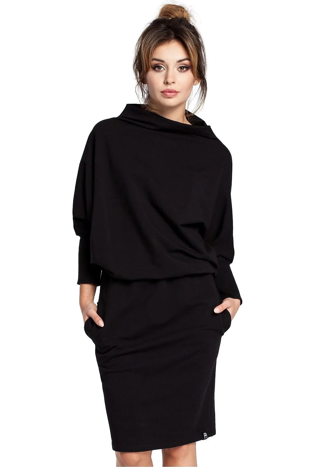Robe noire en coton casual élégante avec col large et poches pour femmes modernes