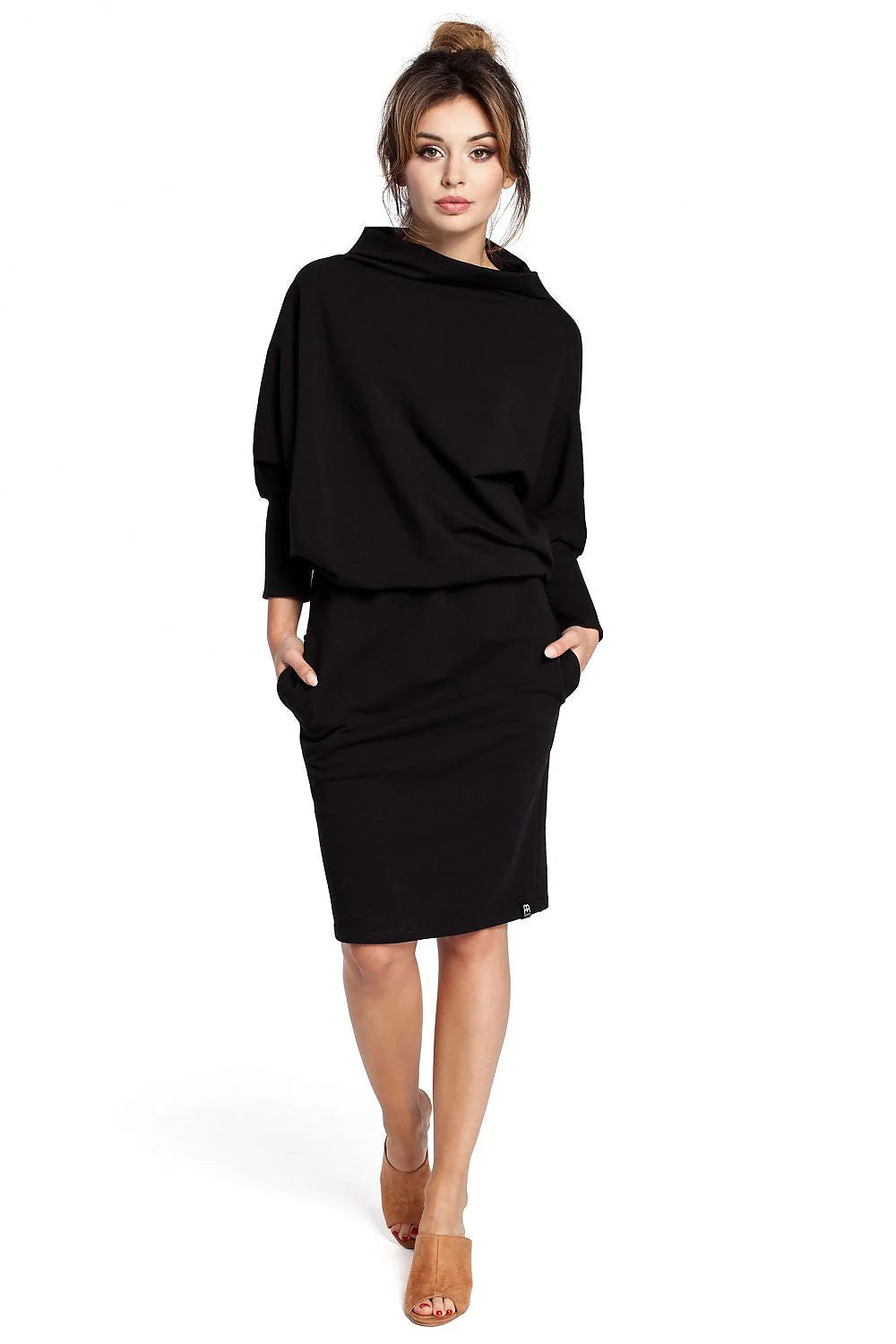 Robe noire en coton casual élégante avec col large et poches pour femmes modernes