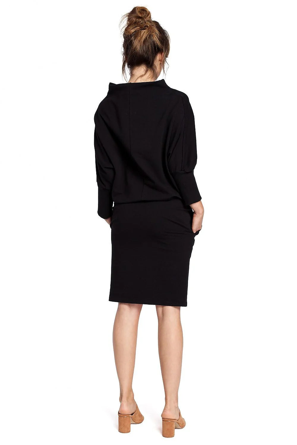 Robe noire en coton casual élégante avec col large et poches pour femmes modernes