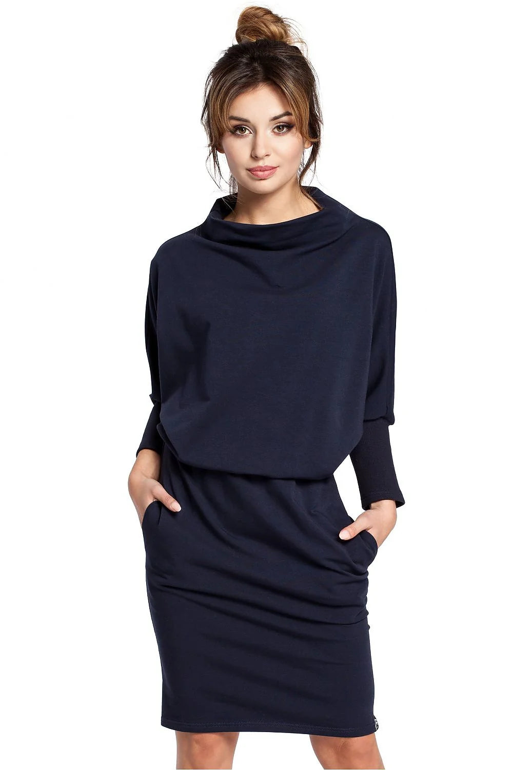 Robe noire en coton casual élégante avec col large et poches pour femmes modernes