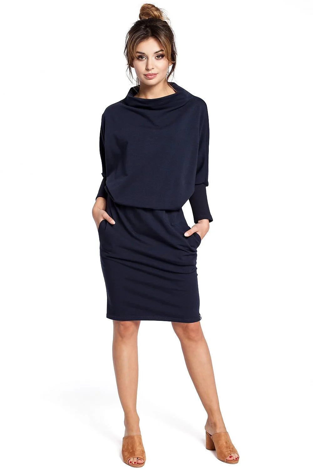 Robe noire en coton casual élégante avec col large et poches pour femmes modernes