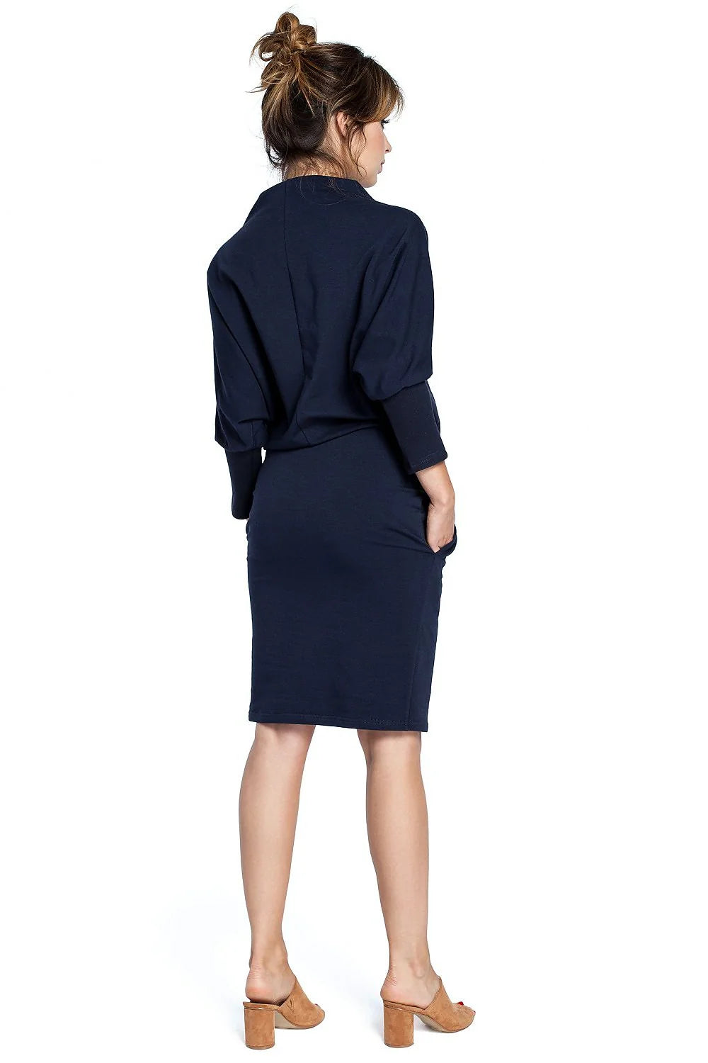 Robe noire en coton casual élégante avec col large et poches pour femmes modernes