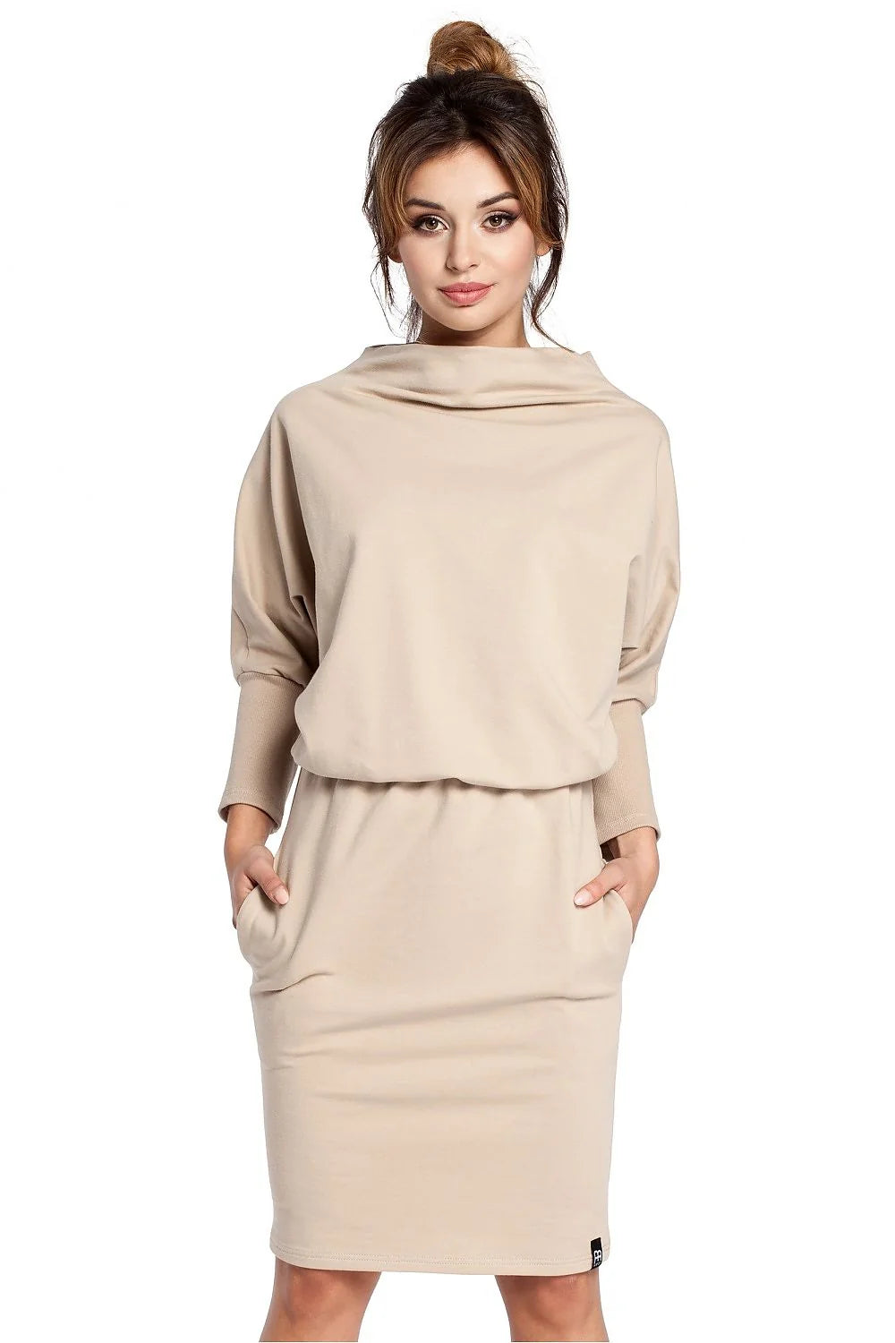 Robe noire en coton casual élégante avec col large et poches pour femmes modernes