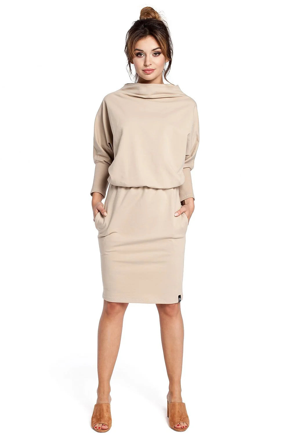 Robe noire en coton casual élégante avec col large et poches pour femmes modernes