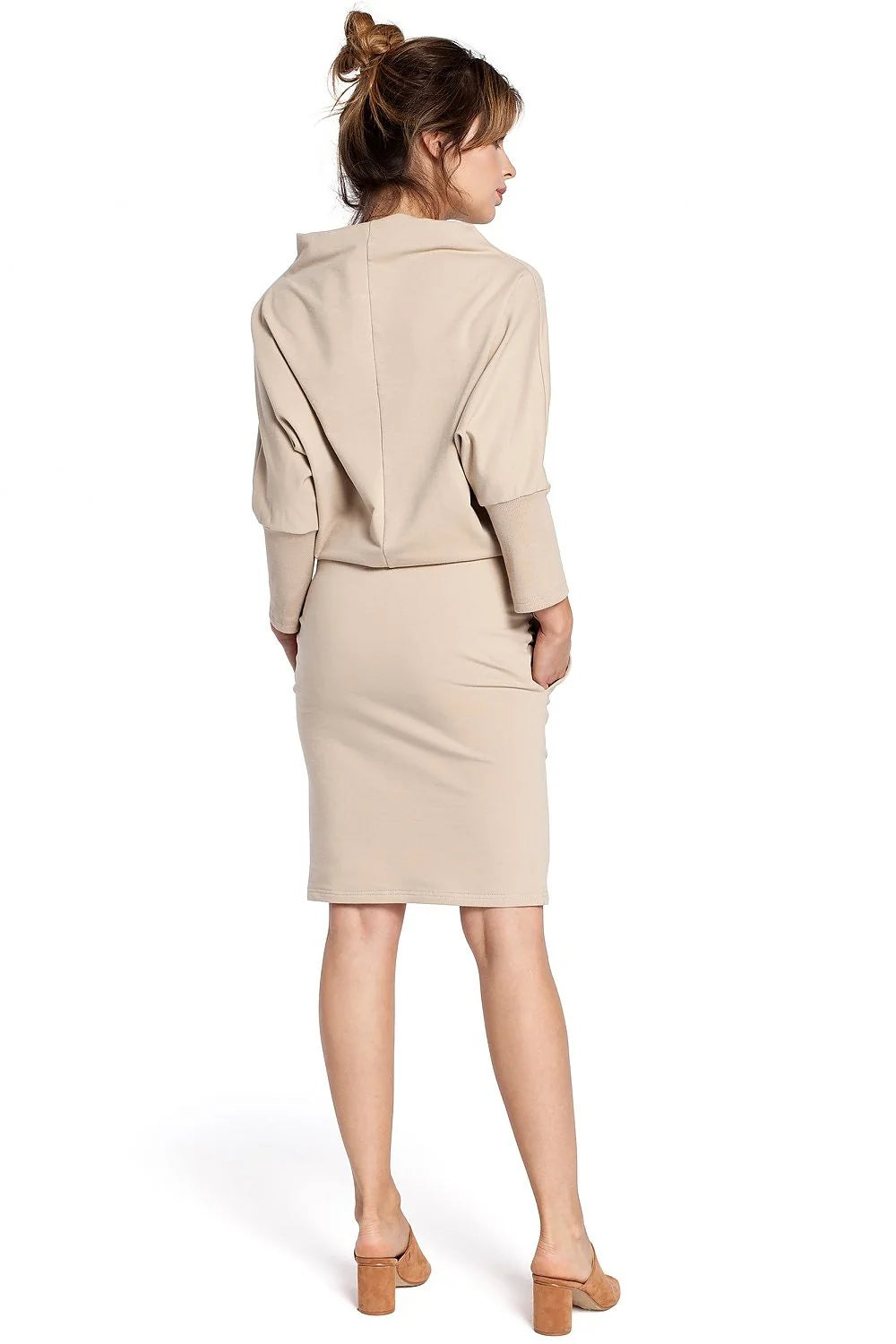 Robe noire en coton casual élégante avec col large et poches pour femmes modernes