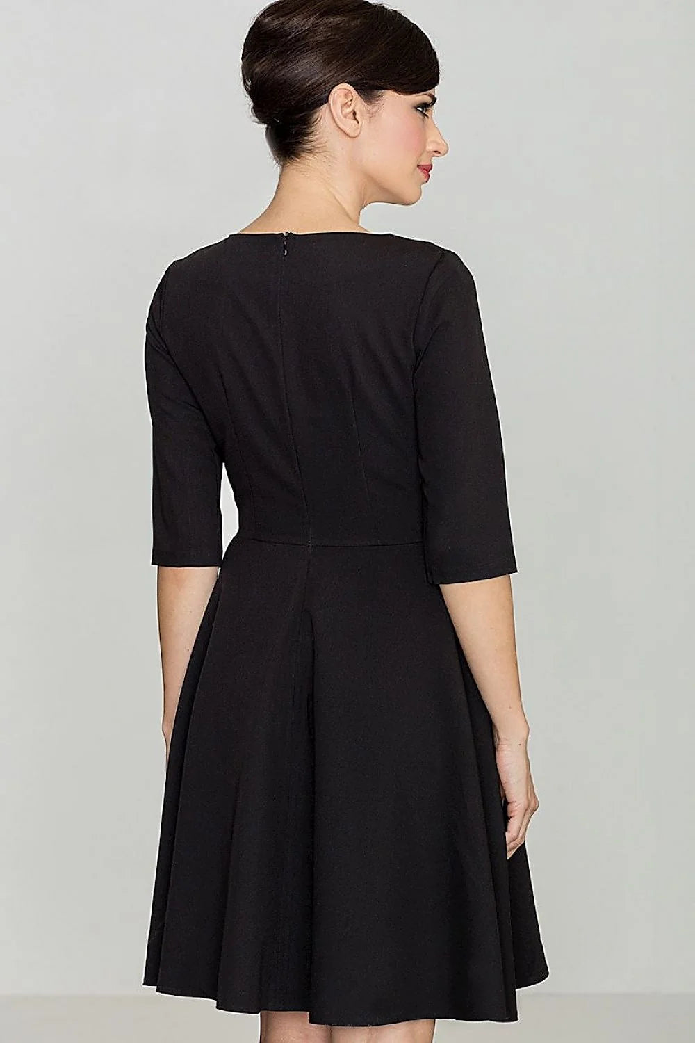 Robe noire en coton élégante et classique ajustée manches trois-quarts pour sorties et événements féminins