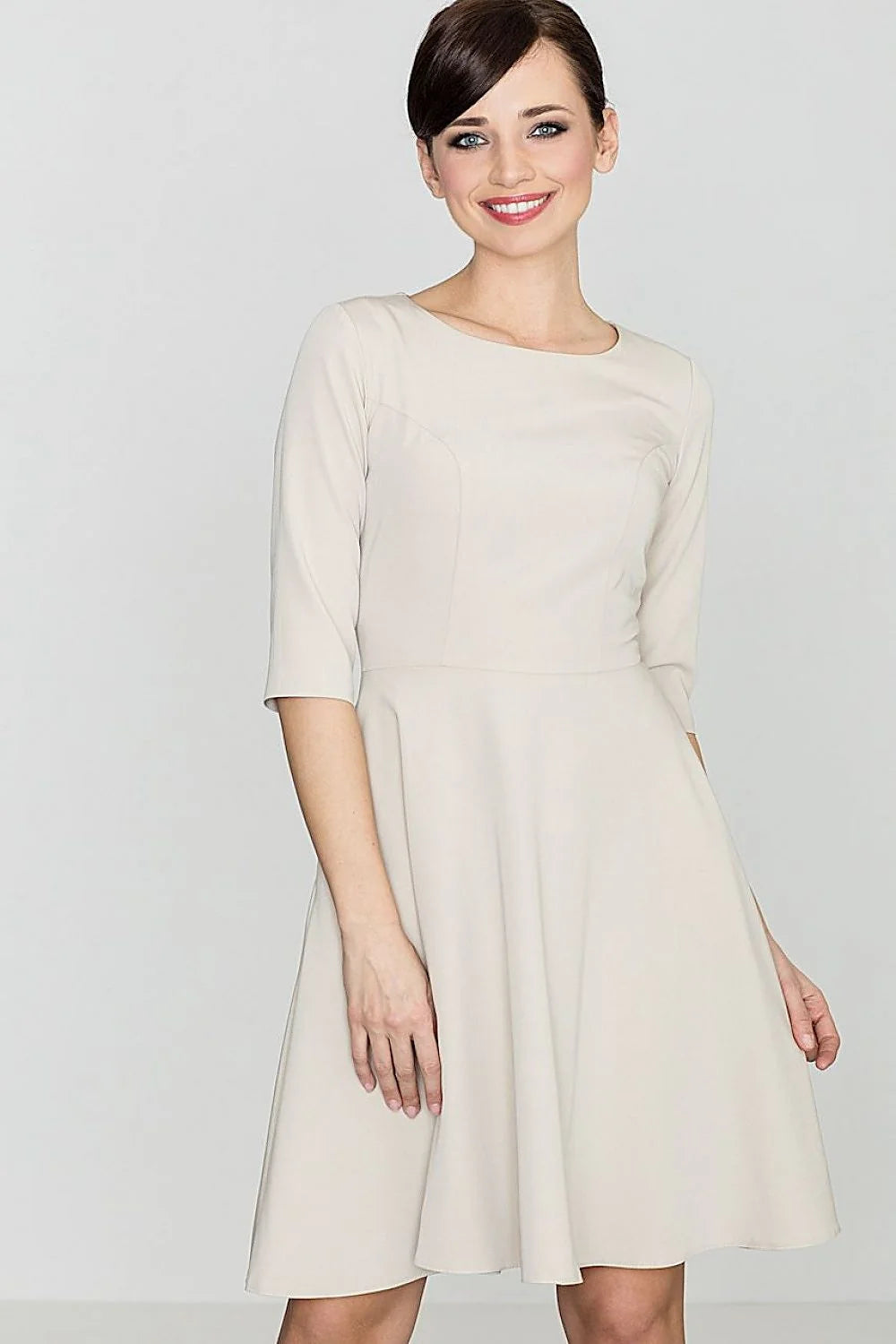 Robe noire en coton élégante et classique ajustée manches trois-quarts pour sorties et événements féminins