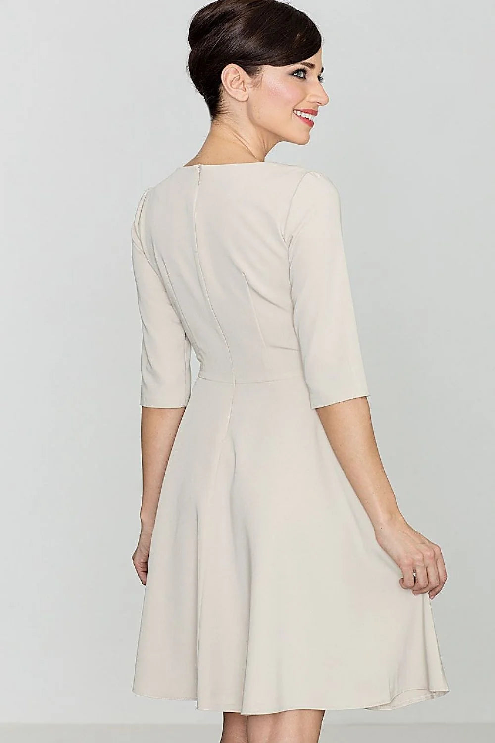 Robe noire en coton élégante et classique ajustée manches trois-quarts pour sorties et événements féminins