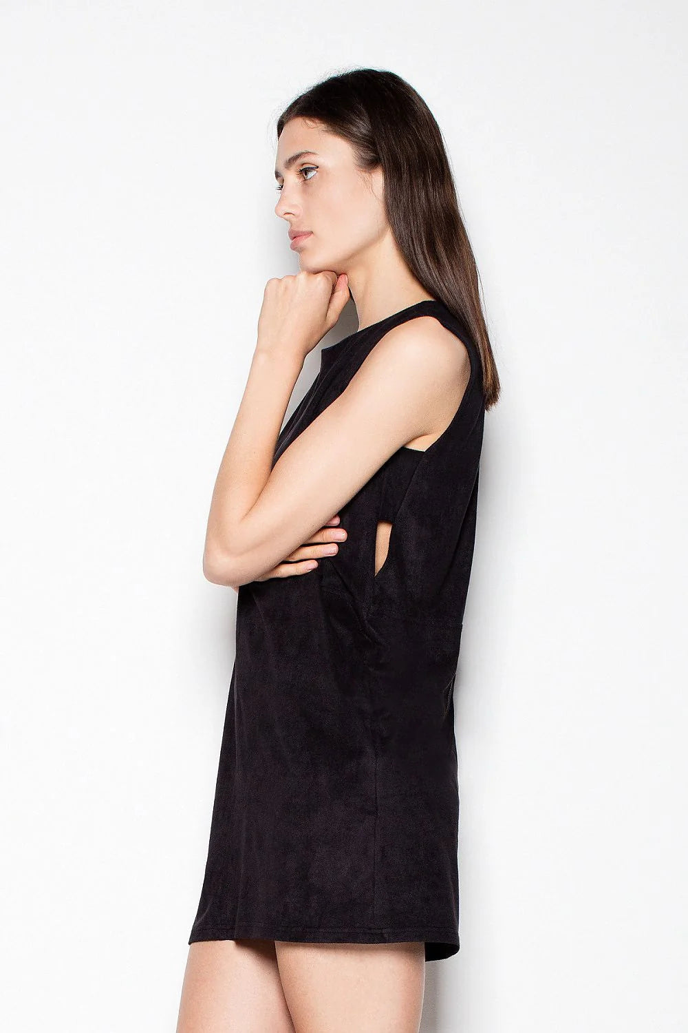 Robe noire en velours élégante minimaliste coupe droite sans manches pour femme moderne chic