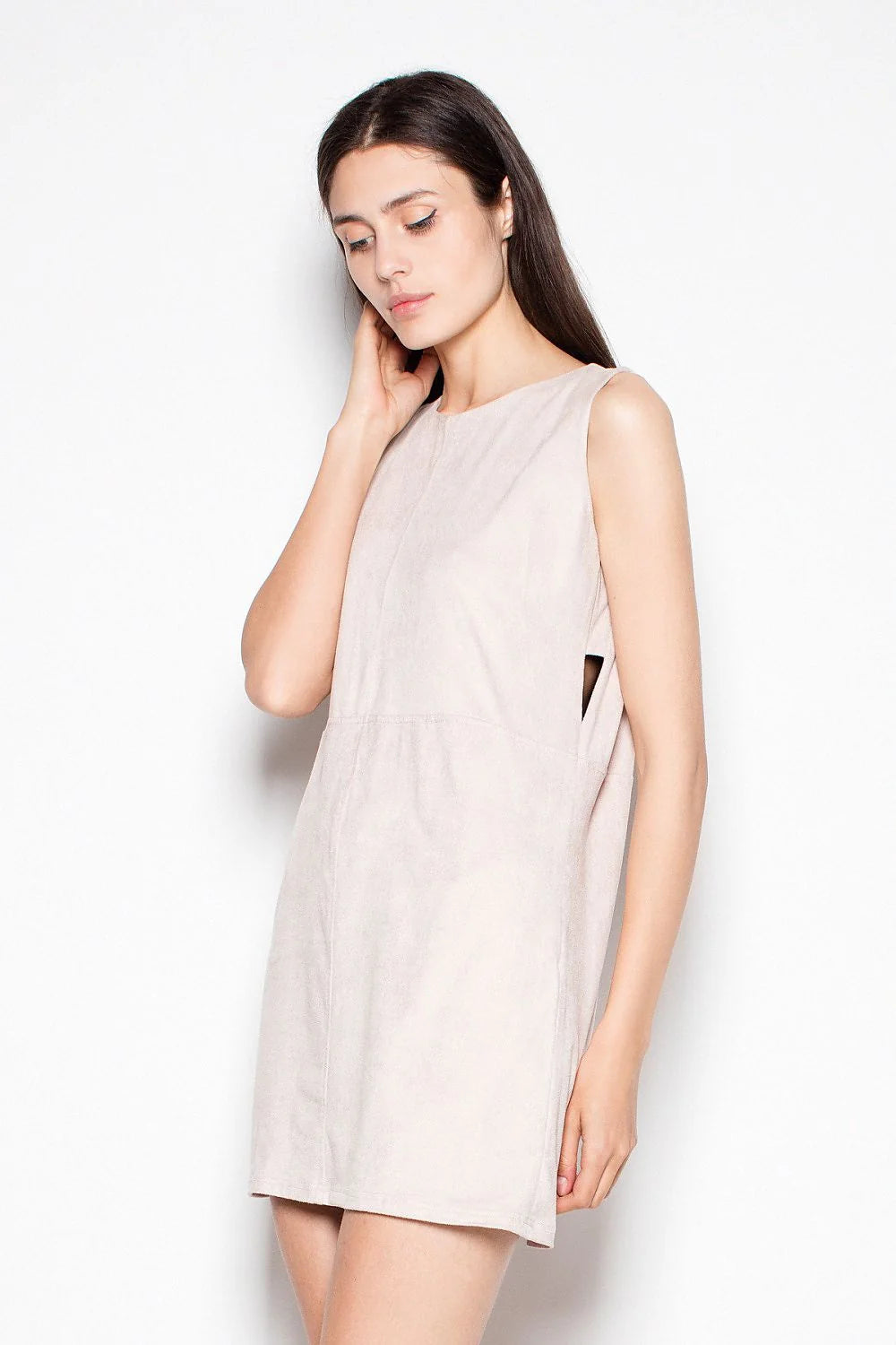 Robe noire en velours élégante minimaliste coupe droite sans manches pour femme moderne chic