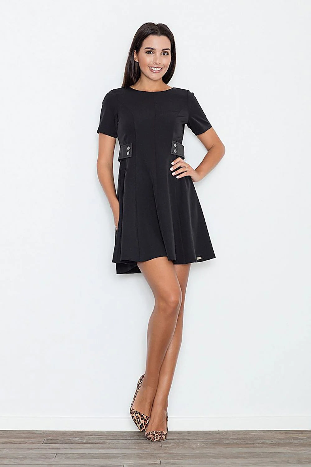 Robe noire polyester chic minimaliste manches courtes poches décoratives élégante moderne mode féminine