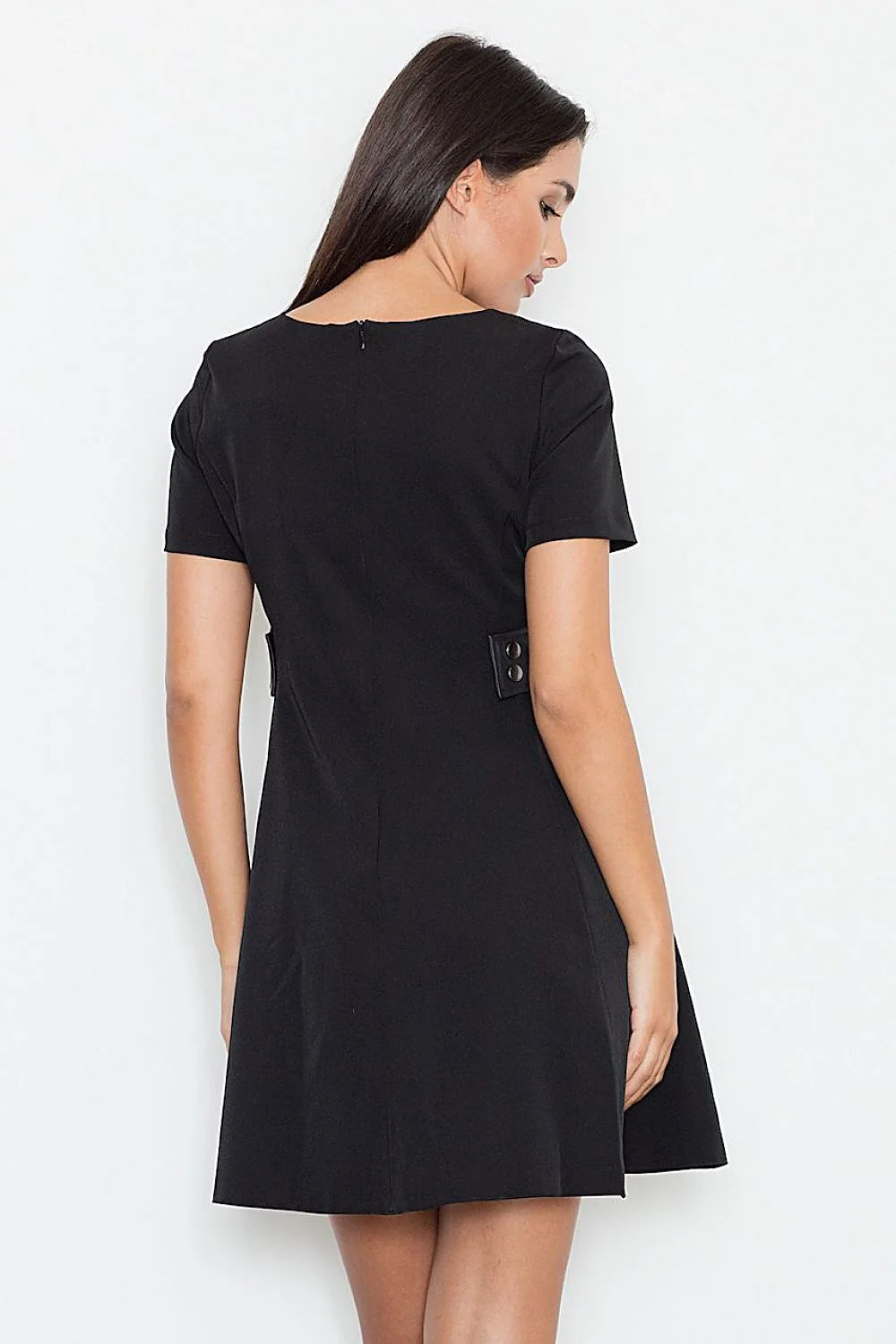 Robe noire polyester chic minimaliste manches courtes poches décoratives élégante moderne mode féminine