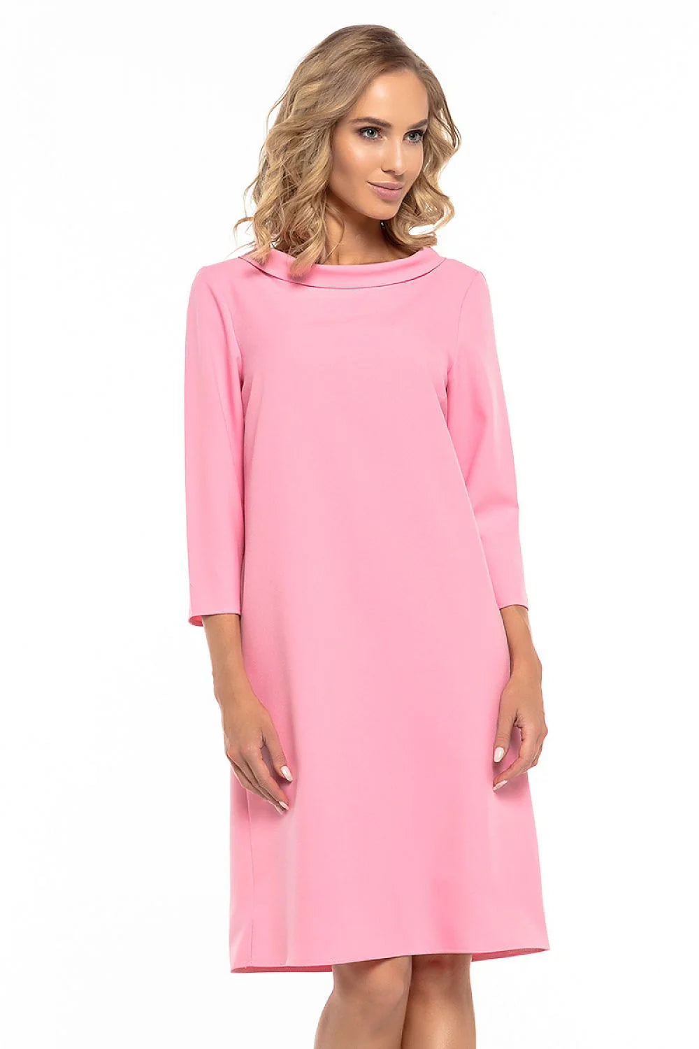 Robe rouge synthétique classique élégante col montant manches trois-quarts parfaite mode féminine décontractée sophistiquée