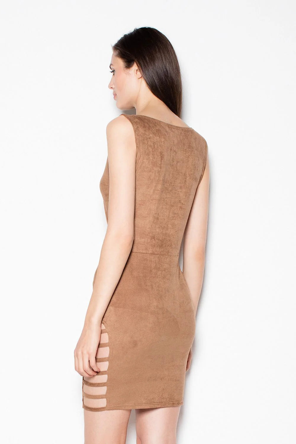 Robe sans manches en suédine grise élégante pour soirées modernes avec découpes tendance ajustée