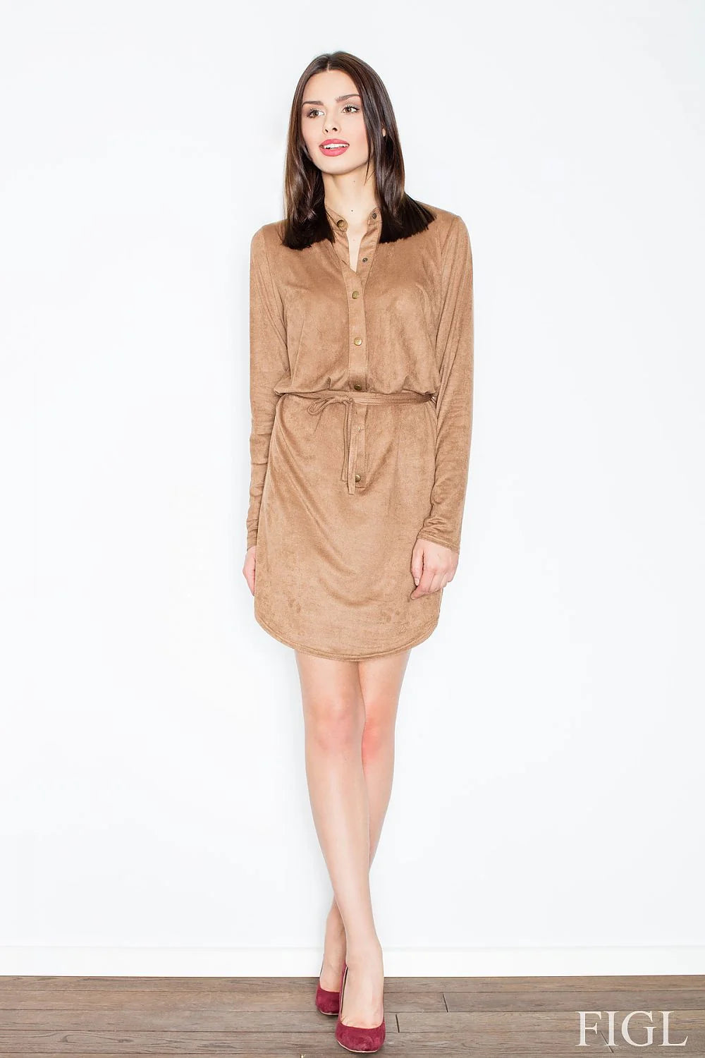Robe suédine kaki casual chic avec boutons dorés et ceinture ajustable pour look décontracté féminin