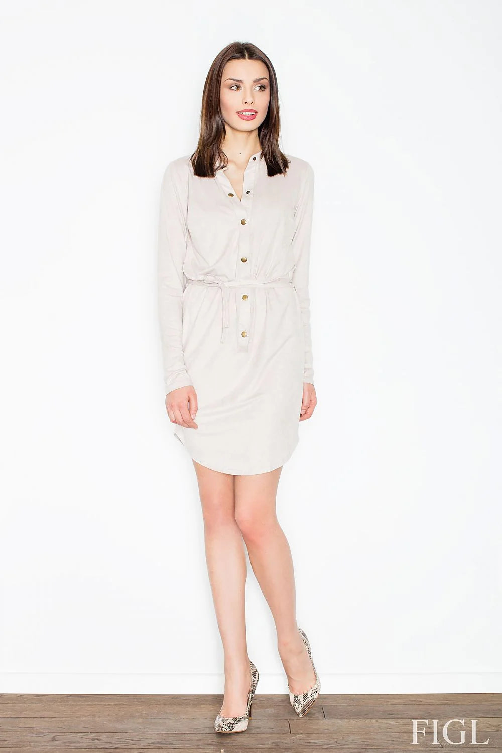 Robe suédine kaki casual chic avec boutons dorés et ceinture ajustable pour look décontracté féminin