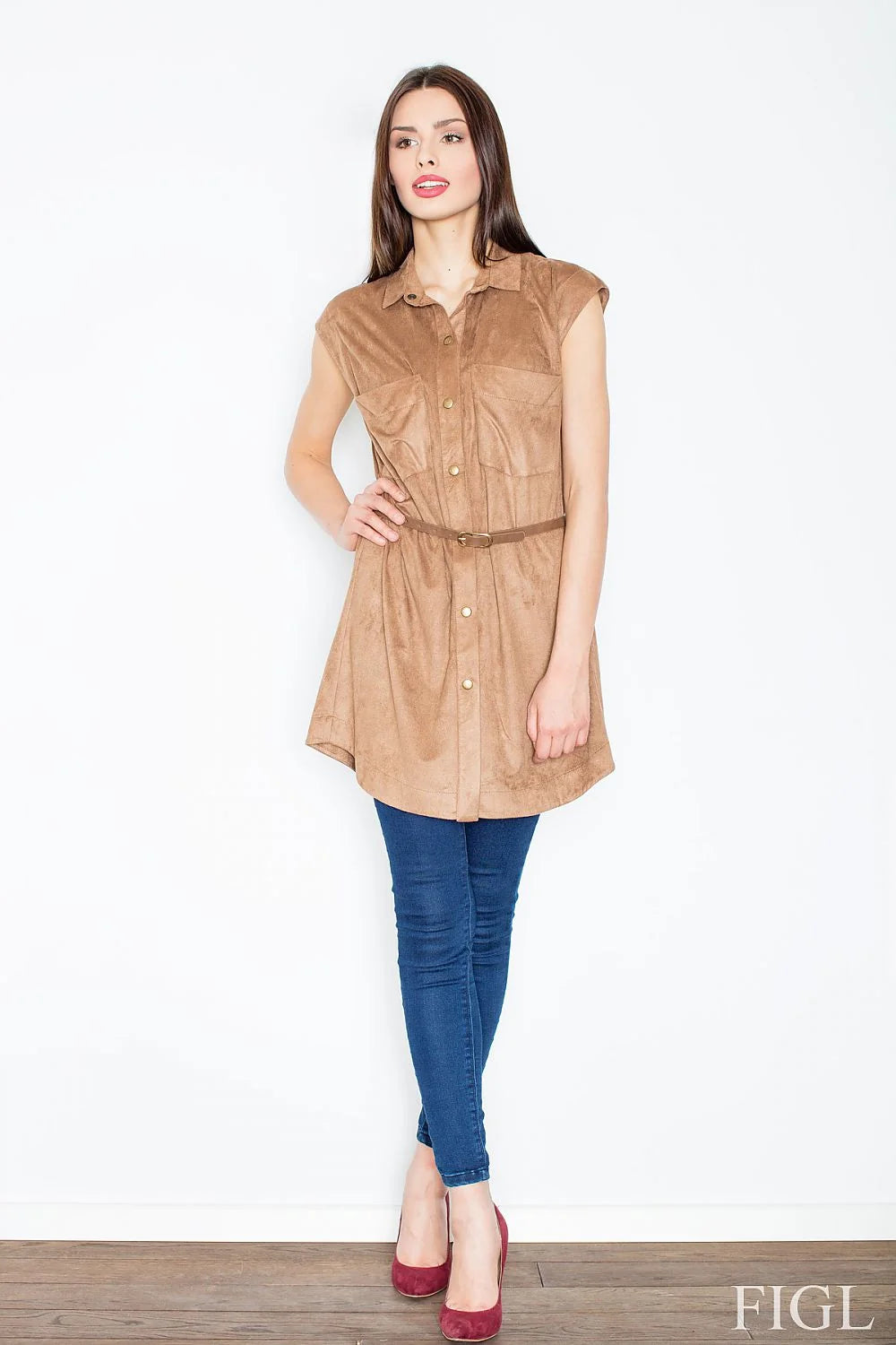 Robe suédine noire élégante décontractée avec boutons dorés ceinture beige pour sorties modernes femmes