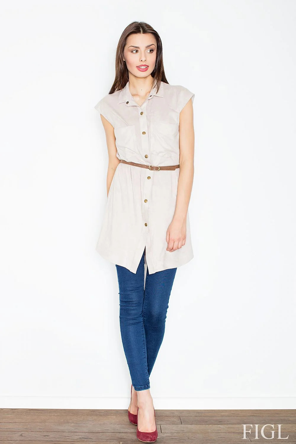Robe suédine noire élégante décontractée avec boutons dorés ceinture beige pour sorties modernes femmes