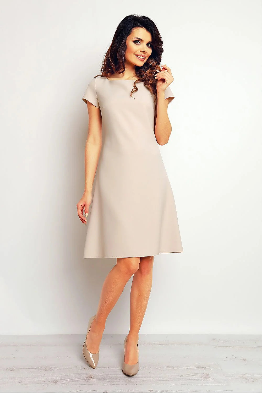 Robe trapèze beige polyester élégante classique manches courtes encolure bateau mode féminine intemporelle