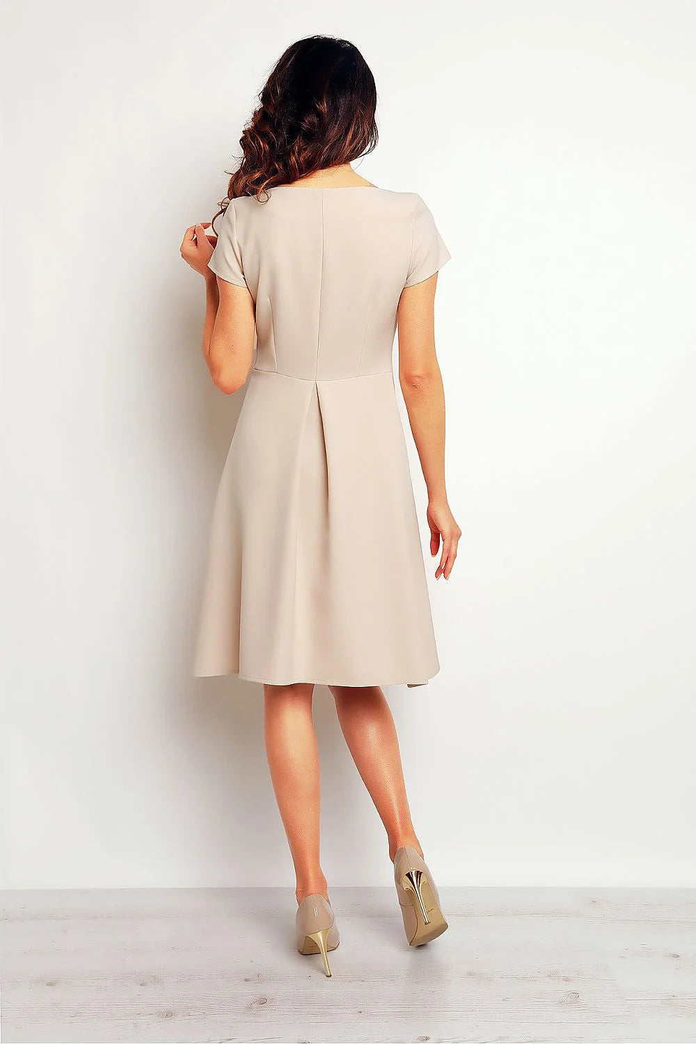 Robe trapèze beige polyester élégante classique manches courtes encolure bateau mode féminine intemporelle