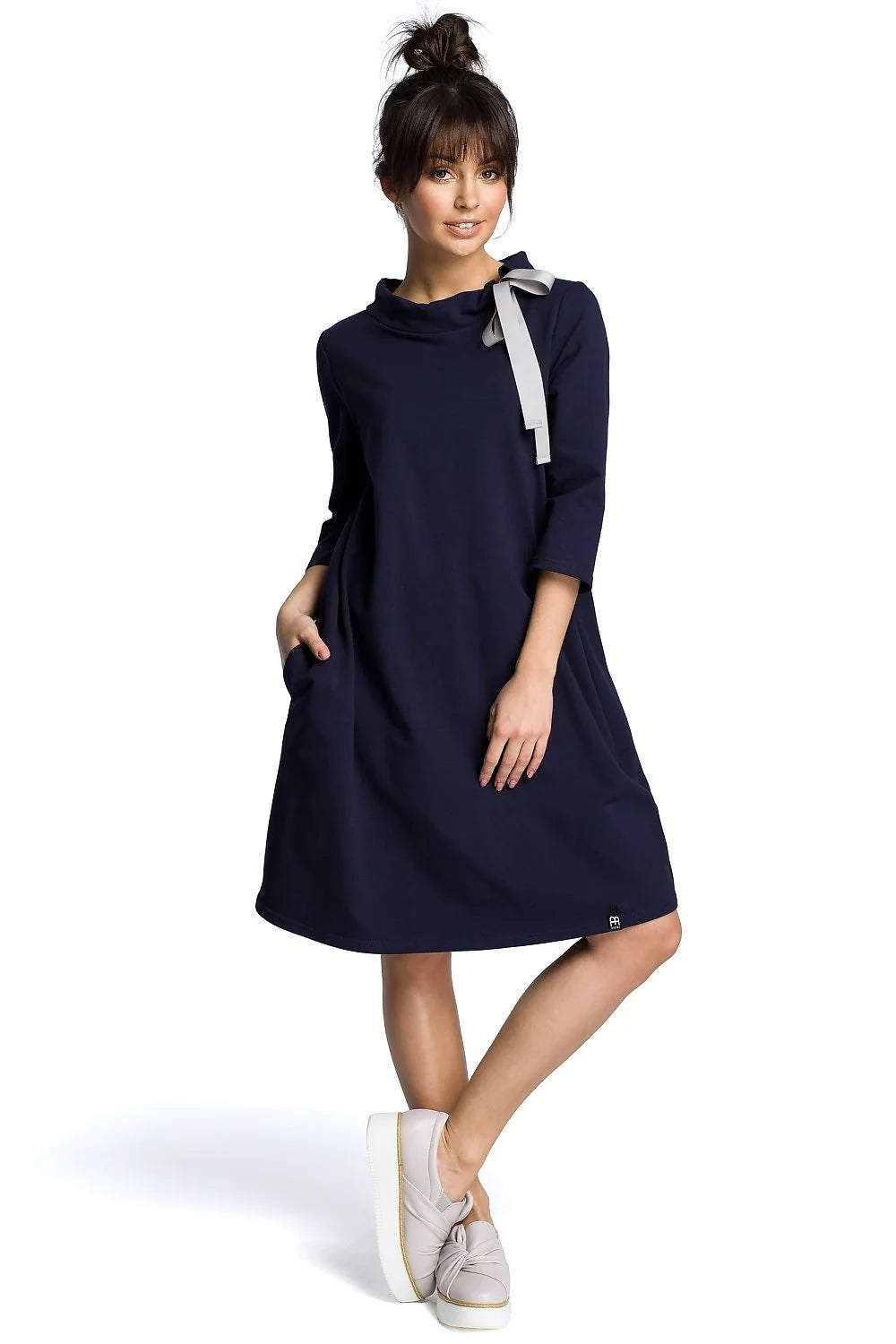 Robe violette en coton moderne avec nœud noir décontractée mi-longue pour mode féminine quotidienne