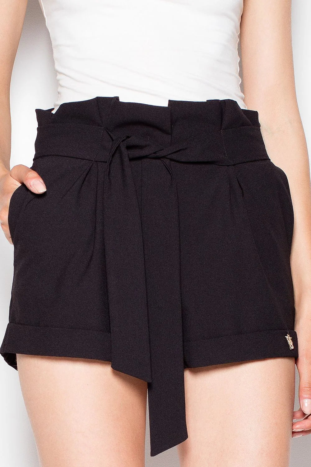 Short élégant en tissu polyester beige clair avec ceinture nouée pour femme moderne et chic
