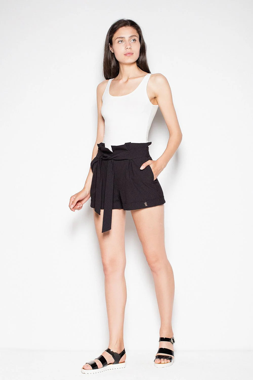 Short élégant en tissu polyester beige clair avec ceinture nouée pour femme moderne et chic